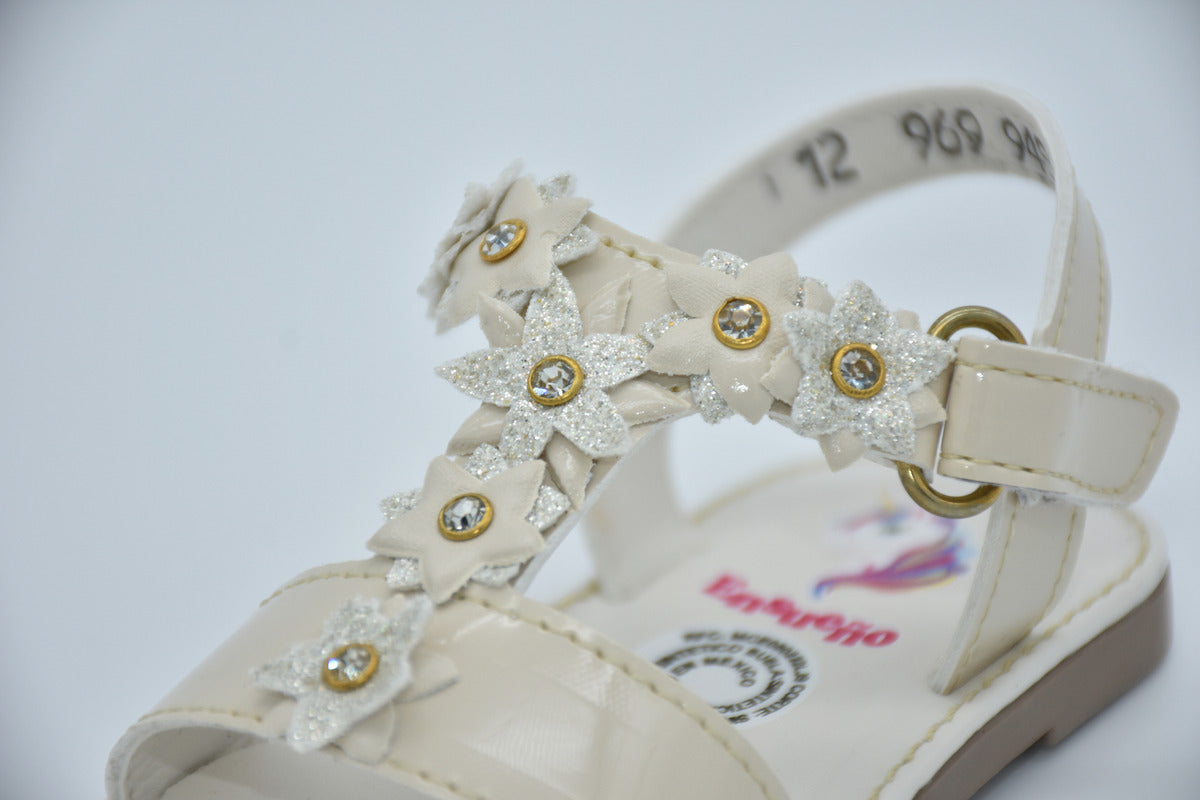 Sandalia Infantil Mirruña Perla Charol Decoración De Flores