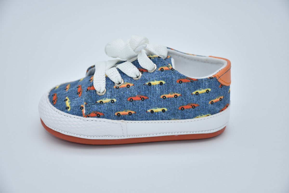 Tenis Infantil Mirruña En Textil Azul Con Impresión De Autos/carros Con Agujetas