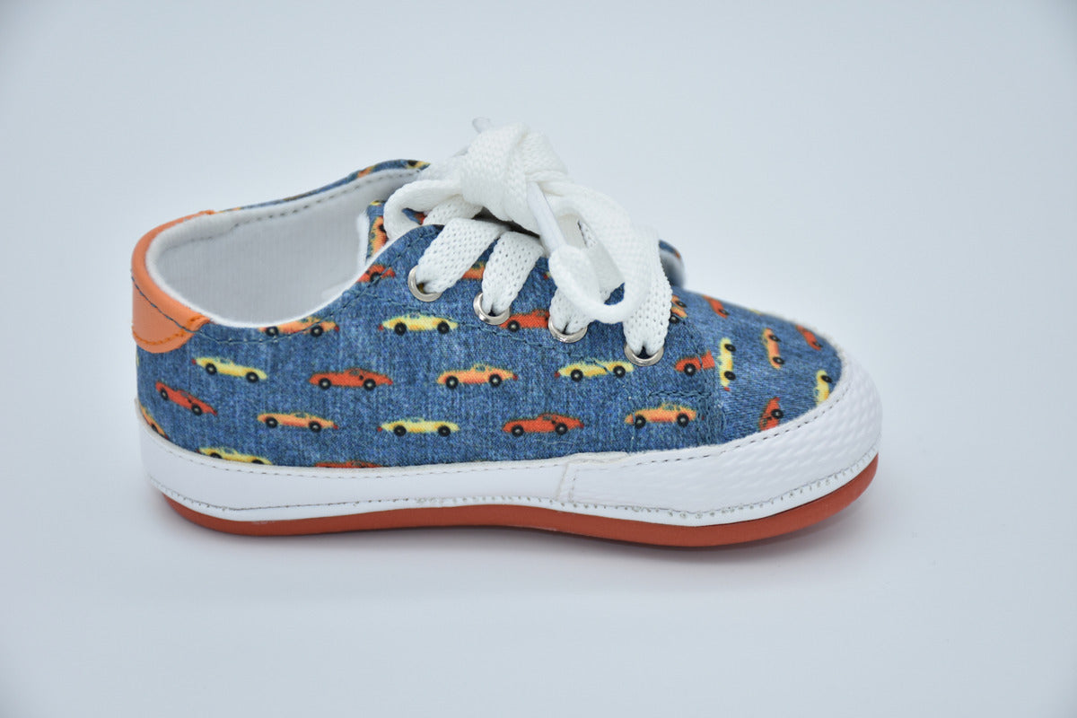 Tenis Infantil Mirruña En Textil Azul Con Impresión De Autos/carros Con Agujetas