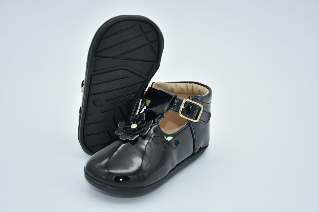 Media Botita Mirruña Con Evilla En Charol Negro Y Flores