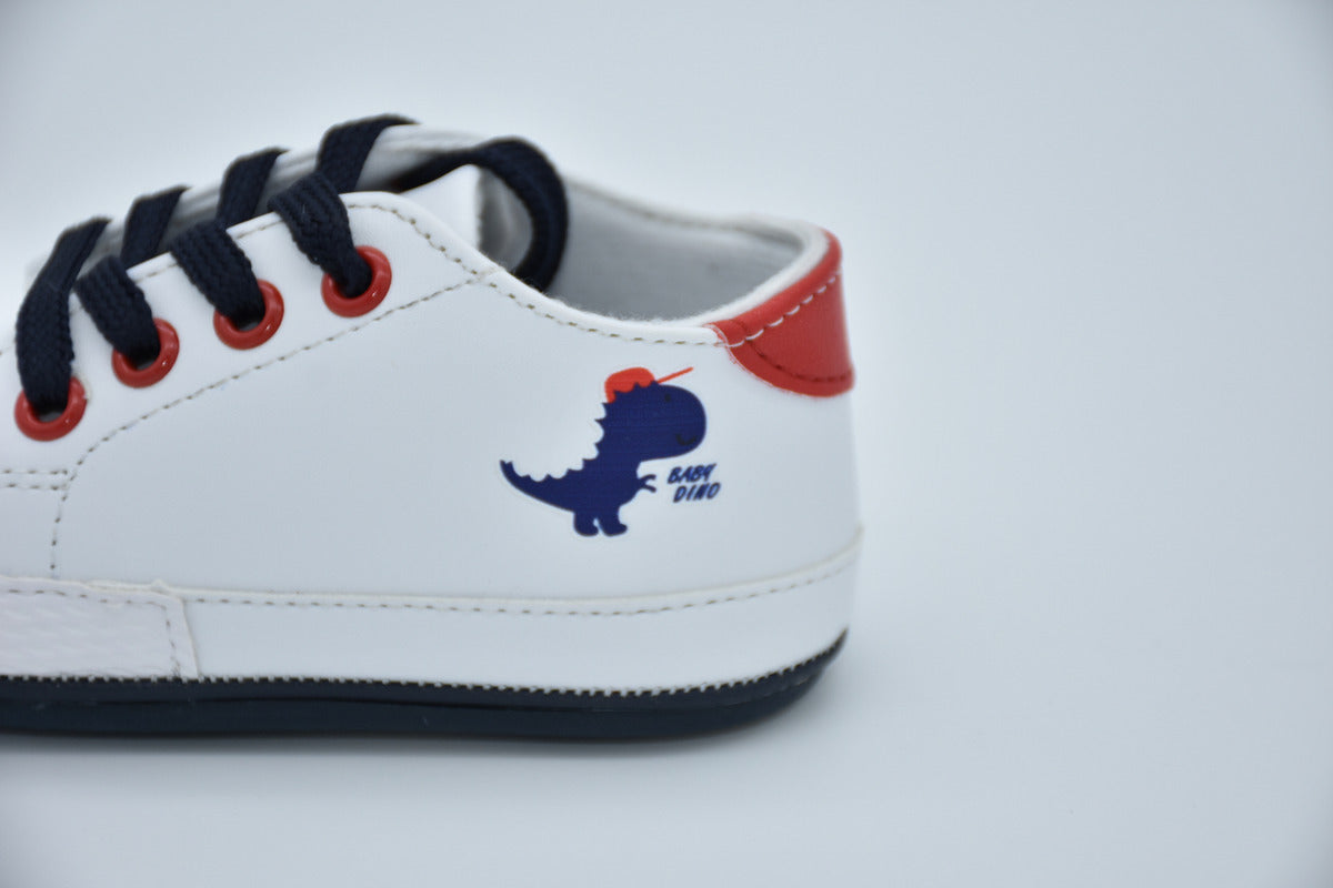 Tenis Infantil Mirruña En Sintético Blanco Y Acentos En Rojo Con Agujetas Y Aplicaciónes De Dragon